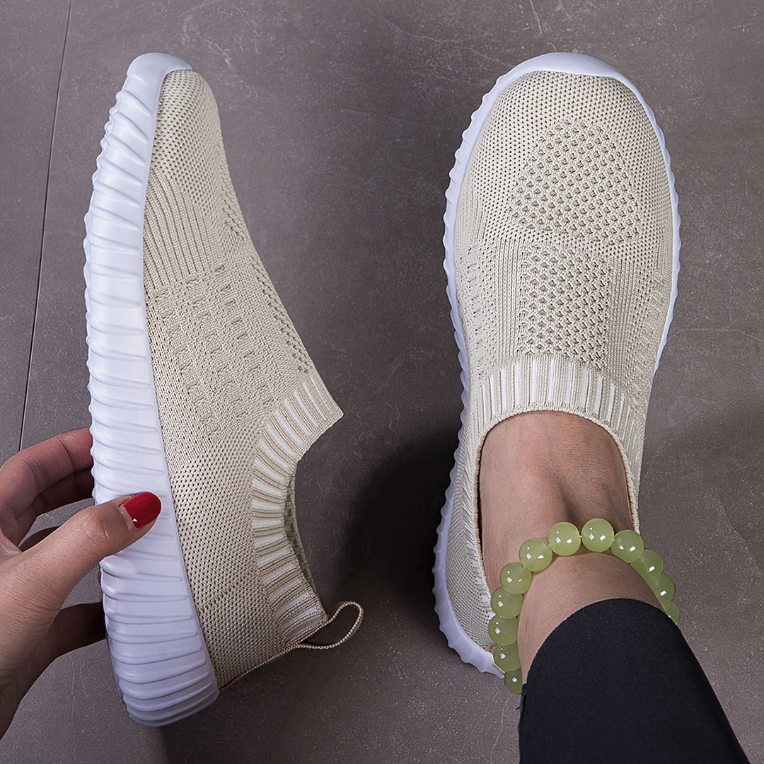 Ultra-lightweight non-slip trainers