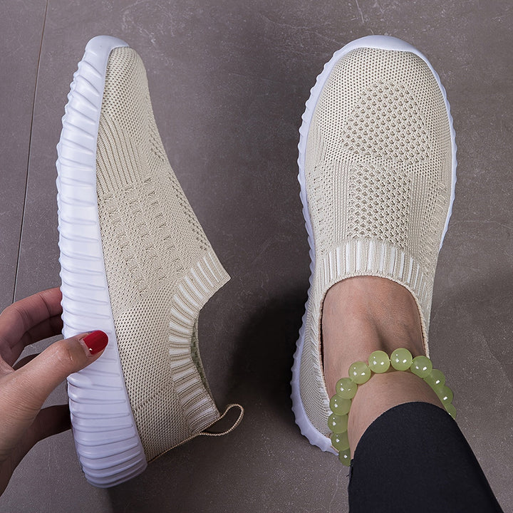 Ultra-lightweight non-slip trainers